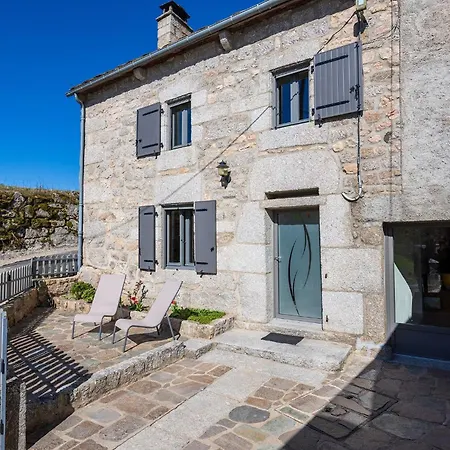 La Maison De Castanet * Le Buisson (Lozere)